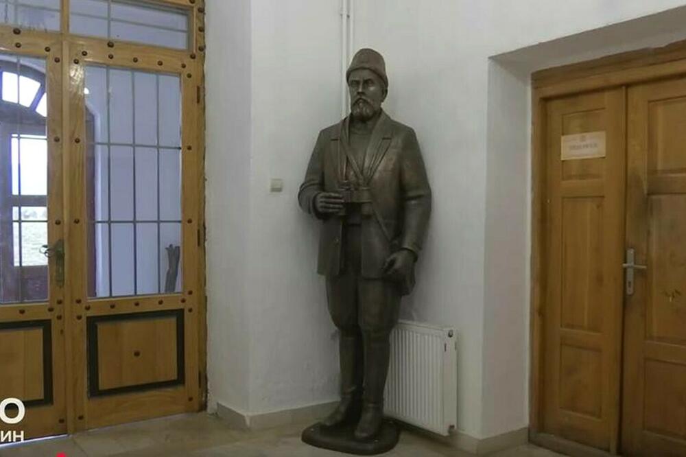 Vujović piše spisak evenutalno nezakonito postavljenih spomenika i traži instrukcije od Vlade