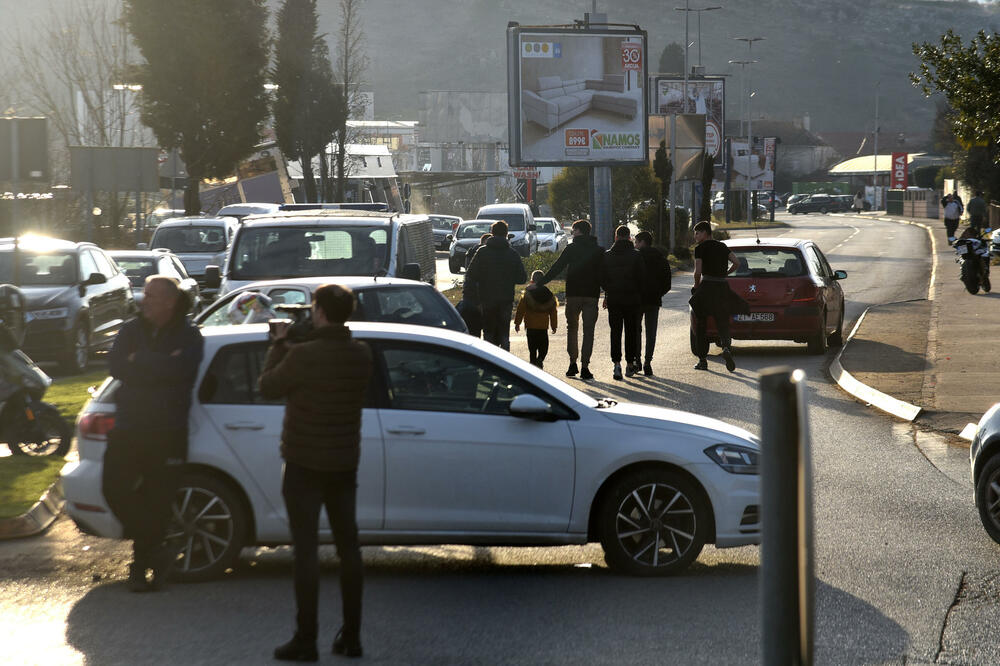 Zabrane na papiru, barikade na ulici: Policija ne sprečava blokiranje saobraćajnica, iako im to zakon omogućava