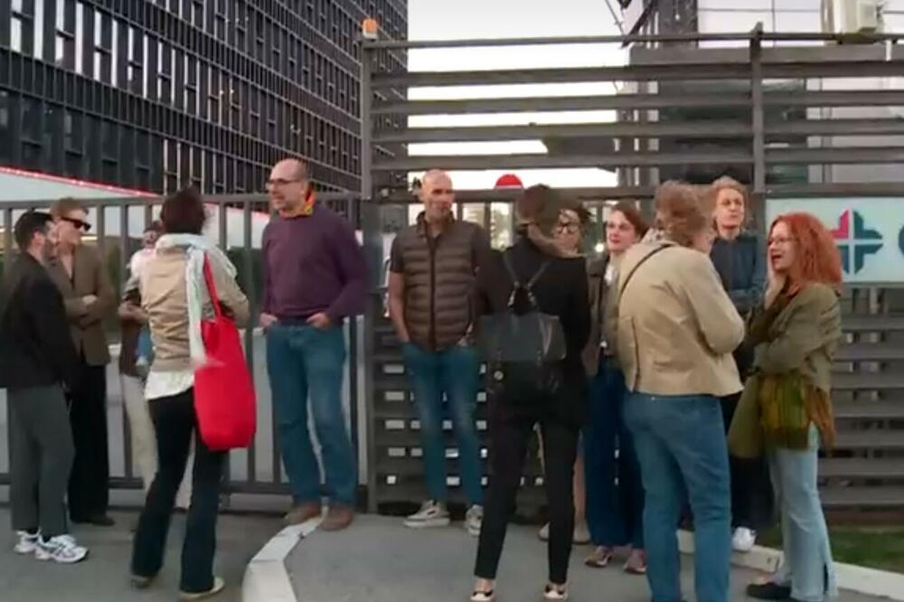 Zaposleni na N1 se okupili ispred zgrade kako bi izrazili zabrinutost zbog razrešjenja Božića