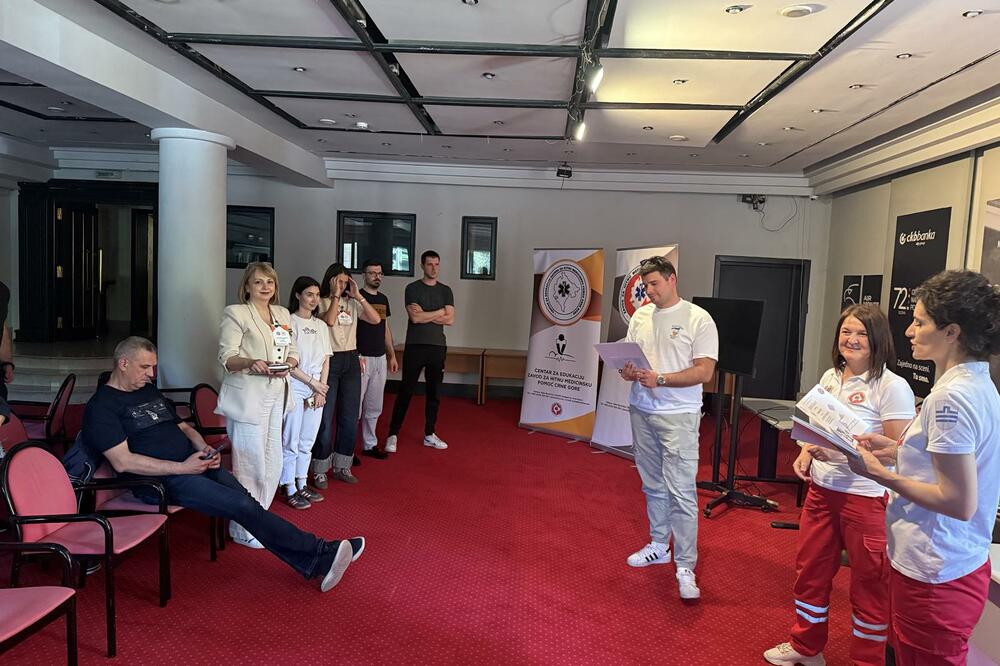 Zaposleni u CNP-u prošli edukaciju o korišćenju defibrilatora
