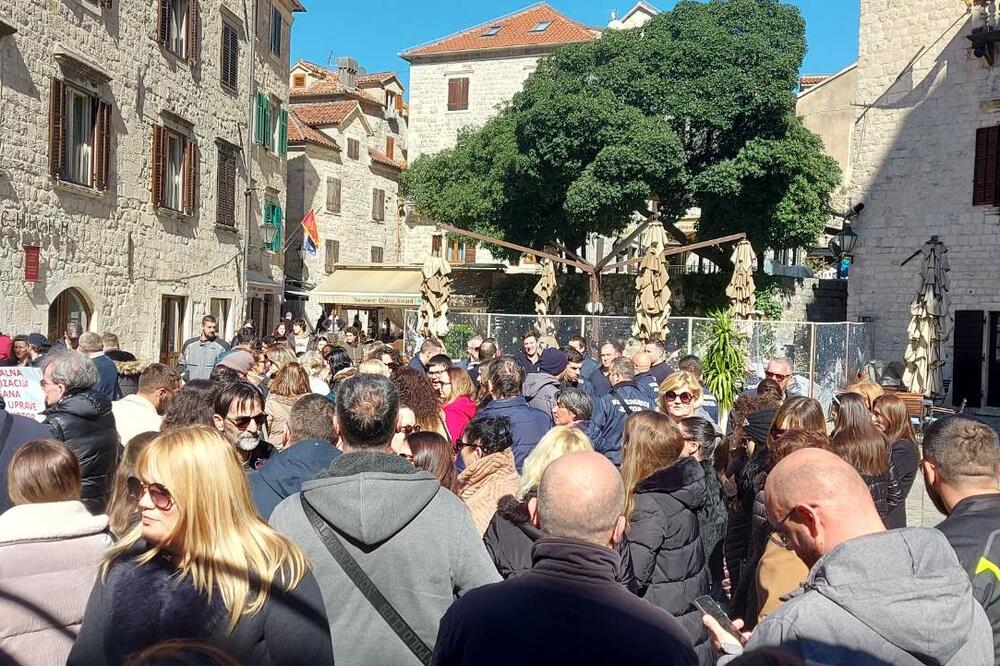 Zaposleni u Opštini Kotor protestovali ispred zgrade Opštine