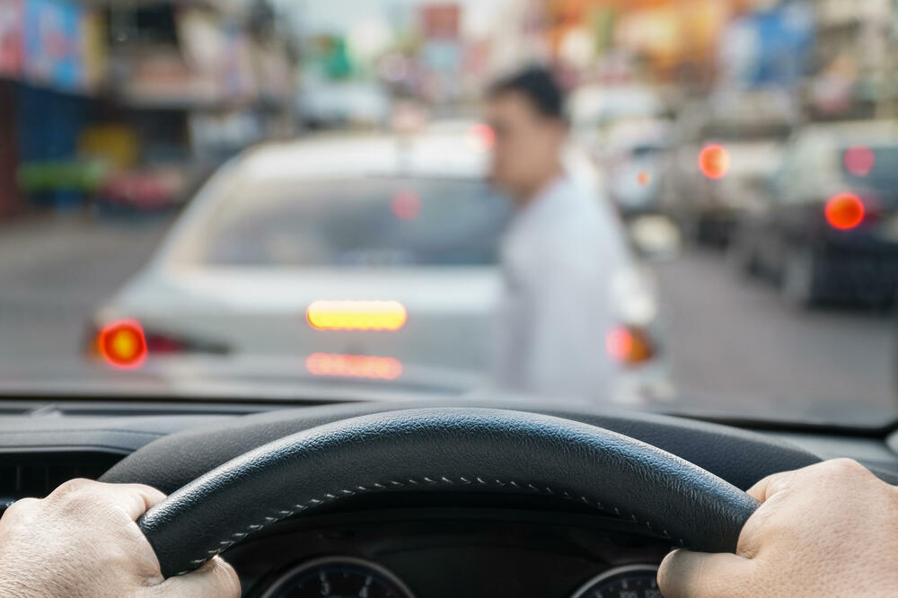 Ženska osoba oborila maloljetnicu vozilom pa se udaljila