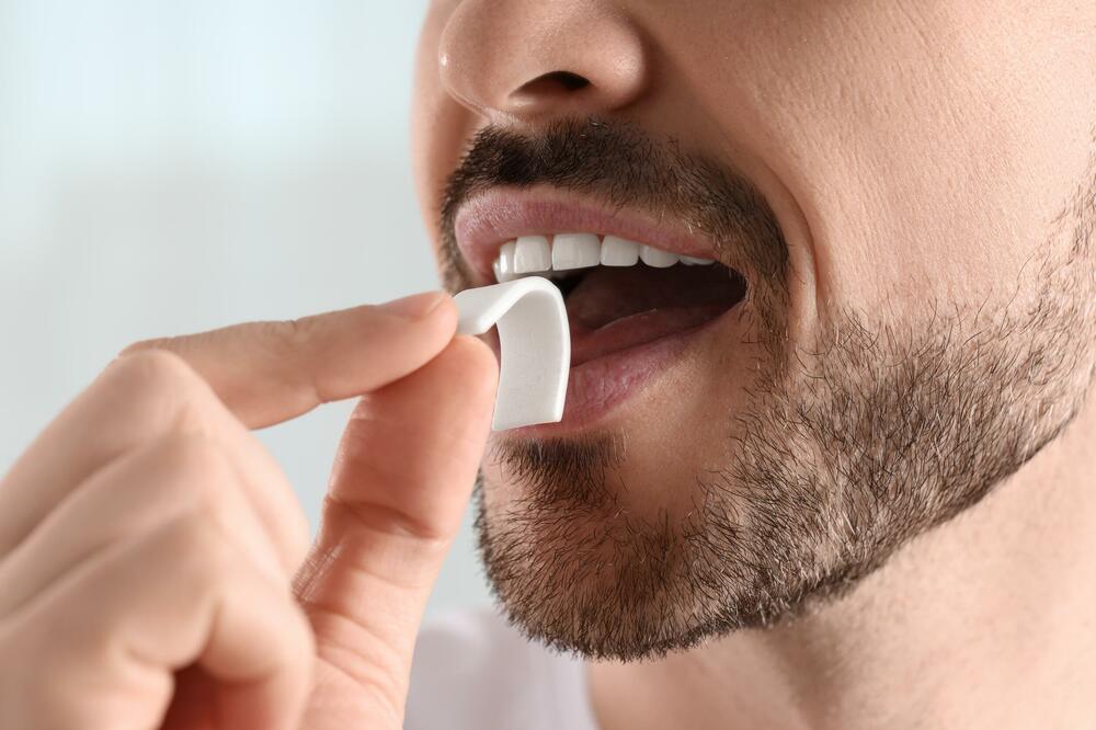 Žvakaće gume - korisne za zube, ali novo istraživanje upozorava da mogu oslobađati mikroplastiku u pljuvačku